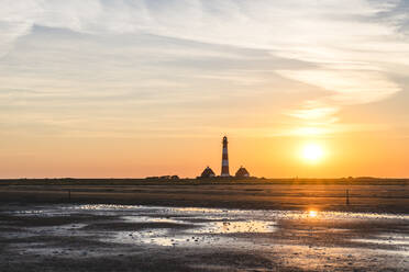 Deutschland, Schleswig-Holstein, Westerhever, Leuchtturm Westerheversand bei Sonnenaufgang - KEBF01624