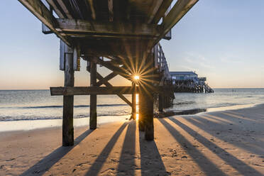 Deutschland, Schleswig-Holstein, Sankt Peter-Ording, Unterseite der Seebrücke bei Sonnenuntergang - KEBF01628