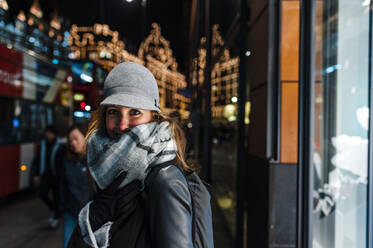 Lächelnde Frau in der Stadt London im Winter - JMPF00376