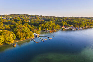 Deutschland, Bayern, Feldafing, Drohnenansicht des Yachthafens am bewaldeten Ufer des Starnberger Sees im Frühling - SIEF10011