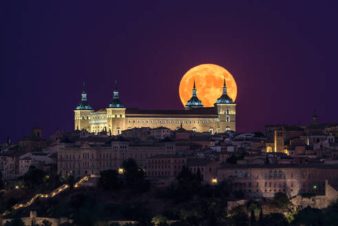 Wunderschöne Kulisse der beleuchteten alten Palast über der Stadt in bunten Nacht mit voller roter Mond in Toledo gebaut - ADSF12645