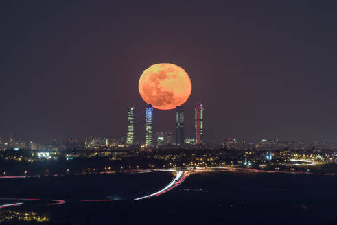 Von oben Panoramalandschaft der Nacht Stadt mit Wolkenkratzern unter glänzenden Vollmond in Madrid - ADSF12647