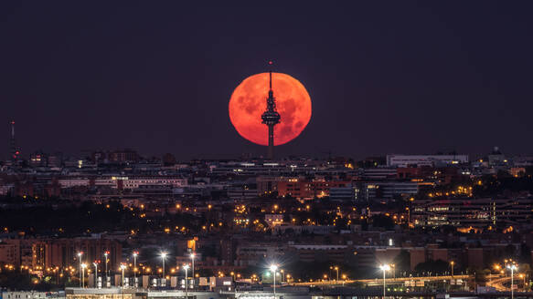 Von oben Panoramalandschaft der Nacht Stadt unter glänzenden Vollmond in Madrid - ADSF12650