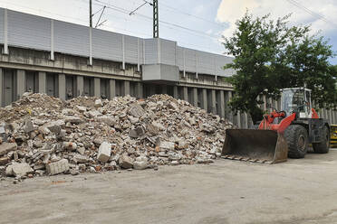 Bulldozer links vor großem Schutthaufen - NGF00600