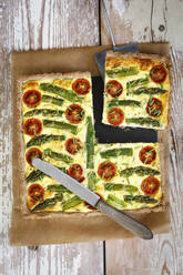 Glutenfreie vegetarische Buchweizen-Quiche mit Tomaten, Spargel und Schnittlauch - EVGF03679