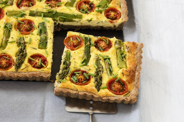 Glutenfreie vegetarische Buchweizen-Quiche mit Tomaten, Spargel und Schnittlauch - EVGF03682