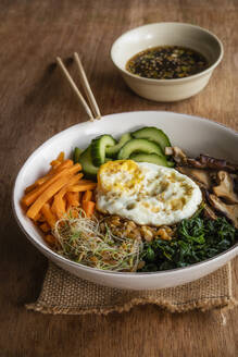 Schüssel mit koreanischem Bibimbap - EVGF03684