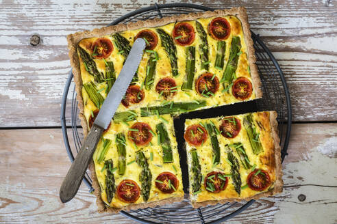 Glutenfreie vegetarische Buchweizen-Quiche mit Tomaten, Spargel und Schnittlauch - EVGF03697