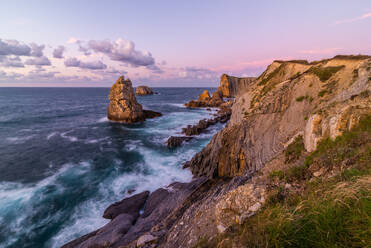 Von oben beeindruckende stürmische Meereslandschaft und Steilküste im bunten Sonnenuntergang an der Costa Brava - ADSF12686