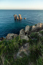 Malerische Kulisse von Felsen im ruhigen Meer und Skyline an der Costa Brava - ADSF12688
