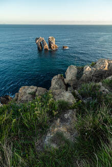 Malerische Kulisse von Felsen im ruhigen Meer und Skyline an der Costa Brava - ADSF12688
