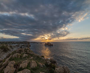 Malerische Kulisse von Felsen im ruhigen Meer und Skyline an der Costa Brava - ADSF12689