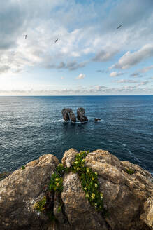Malerische Kulisse von Felsen im ruhigen Meer und Skyline an der Costa Brava - ADSF12693