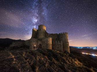Erstaunliche Kulisse der verlassenen alten Palast auf dem Berg unter bunten Sternenhimmel in der Nacht - ADSF12757