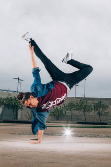 Geschickter Breakdancer im Handstand während der Bewegung - ADSF12776