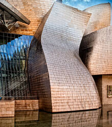 Guggenheim Bilbao Museum auf der anderen Seite des Flusses bei Tageslicht - ADSF12829