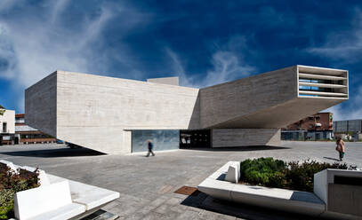 Außengestaltung der geometrischen Betonfassade des Nuevo Centro Cultural in Madrid vor blauem Himmel - ADSF12830