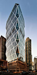 Hochhaus Hearst Tower mit geometrischem Muster der Fassade beleuchtet in der Nacht in New York City - ADSF12834