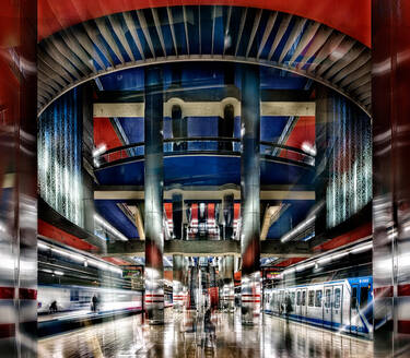 Langzeitbelichtung von modernen mehrstöckigen Bahnhof mit roten und blauen Wänden und grauen hohen Säulen in Komposition mit runden Balkonen in Spanien - ADSF12843