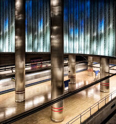 Von oben aufgenommene Langzeitbelichtung eines modernen mehrstöckigen Bahnhofs mit grauen hohen Säulen in Spanien - ADSF12850