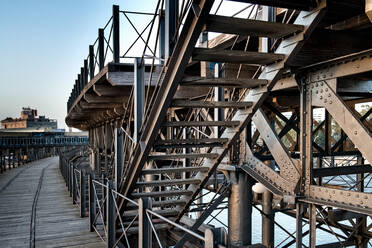 Shabby Hafen mit hölzernen Kai und Metall-Treppe auf dem Hintergrund der blauen Himmel - ADSF12872