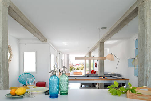 Billardtisch mit Kugeln in einer modernen Wohnung im minimalistischen Stil mit weißen Wänden - ADSF12883