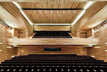 Geräumiger, stilvoller Zuschauerraum mit heller Beleuchtung und leeren, bequemen Sitzen in einem modernen Theater - ADSF12895