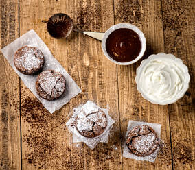 Draufsicht auf runde, frisch gebackene Brownies auf einem Tisch mit Schüsseln mit Schokolade und Butter - ADSF12939