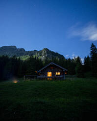 Abgeschiedene Berghütte bei Nacht - MALF00160