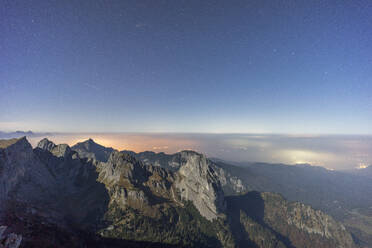 Deutschland, Bayern, Gipfel der Ammergauer Hochplatte in der Abenddämmerung - MALF00164