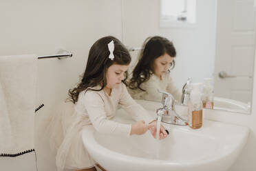 Mädchen wäscht Hände im Badezimmer - SMSF00223
