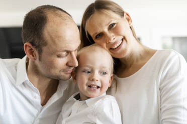 Lächelnde Eltern mit einem kleinen Jungen zu Hause - SAJF00088