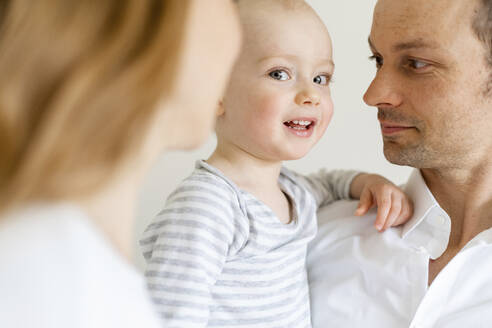 Eltern schauen, während sie einen kleinen Jungen zu Hause halten - SAJF00089