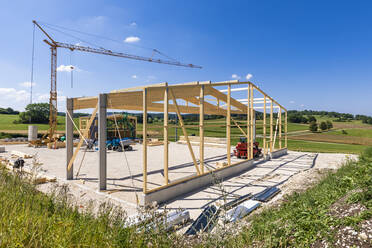 Deutschland, Baden-Württemberg, Holzrahmen eines im Bau befindlichen neuen Gebäudes - WDF06250