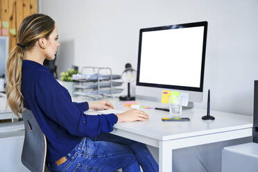 Kreative Geschäftsfrau mit Computer am Schreibtisch im Büro - BSZF01630