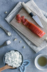 Von oben appetitlich frisch geschnittener Lachs und weißer schmackhafter Reis auf dem Tisch mit Holzlöffel und Messer - ADSF13109