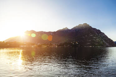 Blick auf den Comer See gegen den Himmel bei Sonnenuntergang - FLMF00282