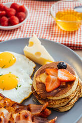 Leckere Spiegeleier mit Speck und Käse zum Frühstück - ADSF13164