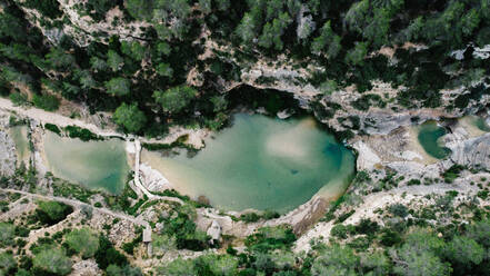 Erstaunliche Drohne Blick auf malerische Landschaft von Teich mit türkisfarbenem Wasser durch grüne Wälder umgeben - ADSF13378