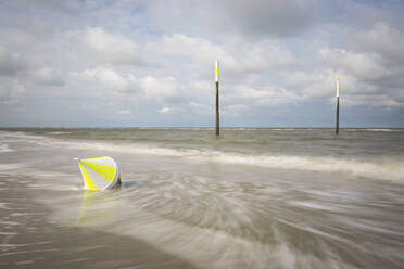 Boje am sandigen Küstenstrand der Nordsee liegend - ASCF01420