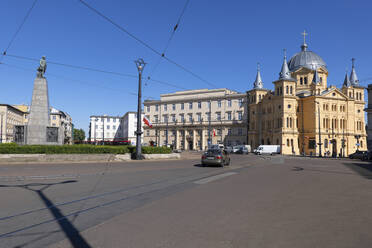 Polen, Lodz, Stromleitungen über dem Freiheitsplatz mit der Pfingstkirche des Heiligen Geistes, dem Kosciuszko-Denkmal und dem Museum für Archäologie und Ethnografie im Hintergrund - ABOF00546