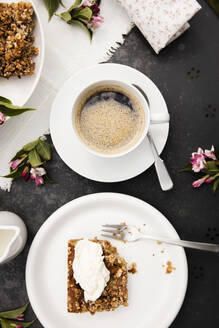 Tasse Kaffee und hausgemachter Rhabarberkuchen auf dem Kaffeetisch im Garten - EVGF03732