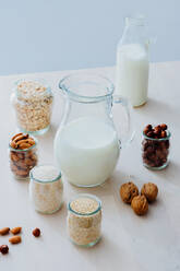 Zutaten für die Zubereitung veganer Milch auf dem Tisch - ADSF13728