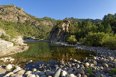 Der Fluss Solenzara im Sommer - UMF00977