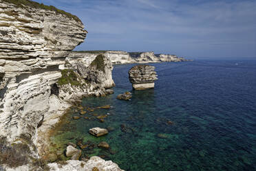 Frankreich, Corse-du-Sud, Bonifacio, Blick auf die Kreidefelsen an der Küste - UMF00988