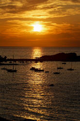 Frankreich, Haute-Corse, LIle-Rousse, Silhouetten von Segelbooten vor einer kleinen Mittelmeerinsel bei stimmungsvollem Sonnenuntergang - UMF01001