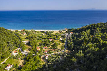 Luftaufnahme von Häusern an der Küste der Insel Samos mit Potami Beach im Hintergrund - RUNF04086