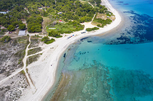 Griechenland, Kassandra, Luftaufnahme von Possidi Beach im Sommer - RUNF04090