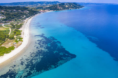 Griechenland, Kassandra, Luftaufnahme von Possidi Beach im Sommer - RUNF04091