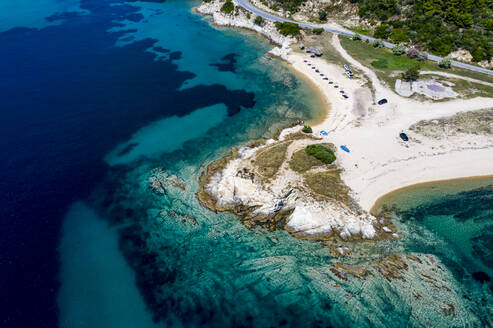 Griechenland, Sithonia, Luftaufnahme von Ema Beach im Sommer - RUNF04093